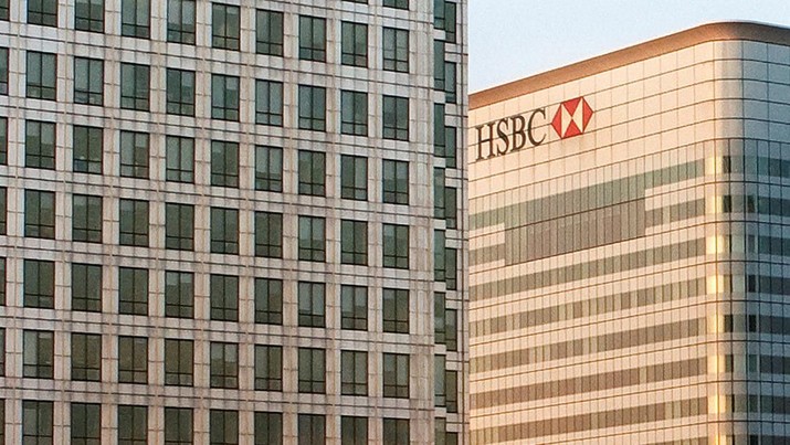 FILE PHOTO: The HSBC building is pictured in Canary Wharf in London in this May 7, 2008 file photo. REUTERS/Kevin Coombs/File Photo