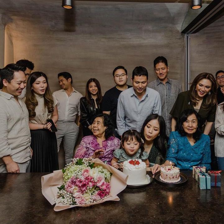 <p>Putri konglomerat Hary Tanoesoedibjo, Jessica Tanoe, memilih mengadakan <em>lunch</em> hangat bersama keluarga besar sebagai cara merayakan ulang tahunnya yang ke-29. Momen tiup lilin tentu menjadi sesuatu yang tidak boleh dilewatkan ya, Bunda. (Sumber: Instagram @jessicatanoe)</p>