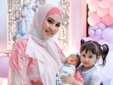 5 Potret Bunda Seleb yang Melahirkan di Rumah, Ada yang Pakai Metode Water Birth