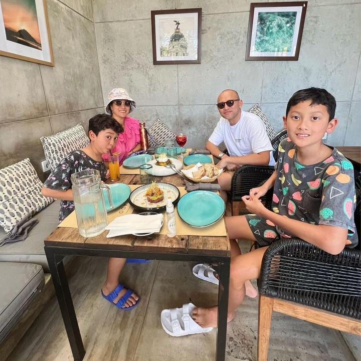 <p><em>Family goals</em> banget, nih! Kita doakan semoga keluarga mereka bahagia dan sehat selalu, ya. (Foto: Instagram @anandamikola27)</p>