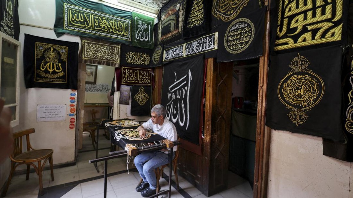 FOTO: Turun-temurun Membuat Replika Kiswah Ka'bah