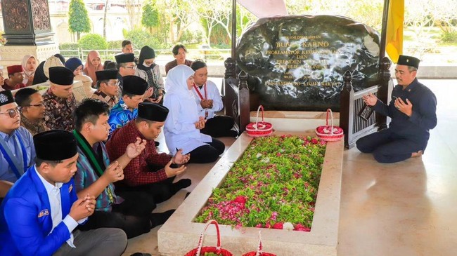 Gubernur Jatim Khofifah Indar Parawansa berziarah ke makam Presiden Pertama Soekarno di tengah isu akan menjadi cawapres di Pilpres 2024.