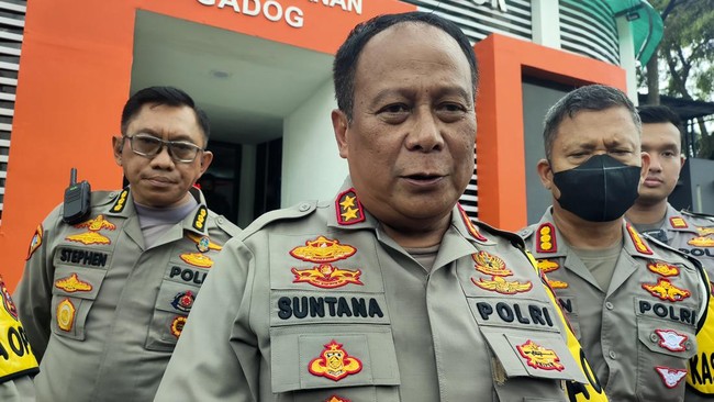 Komjen Suntana ditunjuk jadi Kabaintelkam Polri. Dia menggantikan Komjen Wahyu Widada yang bakal menjabat Wakapolri.