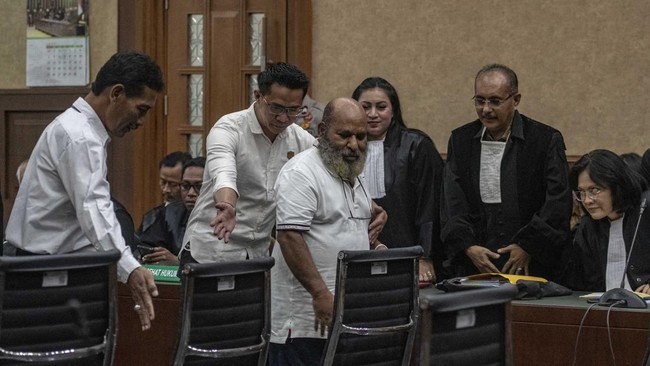 Lukas Enembe disebut membuat Pergub agar bisa menggunakan dana operasional untuk makan dan minum senilai Rp1 miliar per hari.