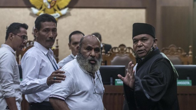 Penyidik KPK mendalami perintah Gubernur Papua nonaktif Lukas Enembe membawa uang tunai miliaran rupiah menggunakan pesawat jet ke Jakarta dan luar negeri.