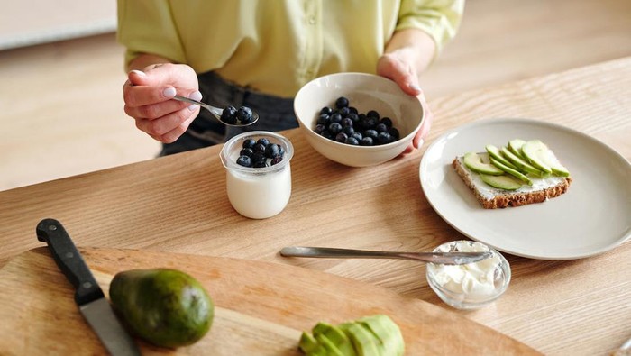 Makan yogurt dan minum teh hijau dapat menghilangkan bau mulut (cara menghilangkan bau mulut/Foto: pexels.com/Mikael Blomkvist)