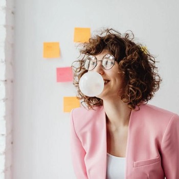 5 Ciri Kecerdasan Tinggi Ini Dimiliki Orang yang Suka Mengunyah Permen Karet