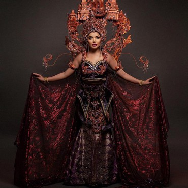 Deretan Kostum Totalitas Millendaru di Miss Queen 2023, Netizen: Sukses Bang!