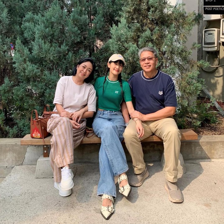 <p>Dalam unggahan tersebut, Minnie menunjukkan potret anggota keluarganya. Berikut momen Minnie bersama ayah dan ibundanya. (Foto: Instagram @min.nicha)<br /><br /><br /></p>