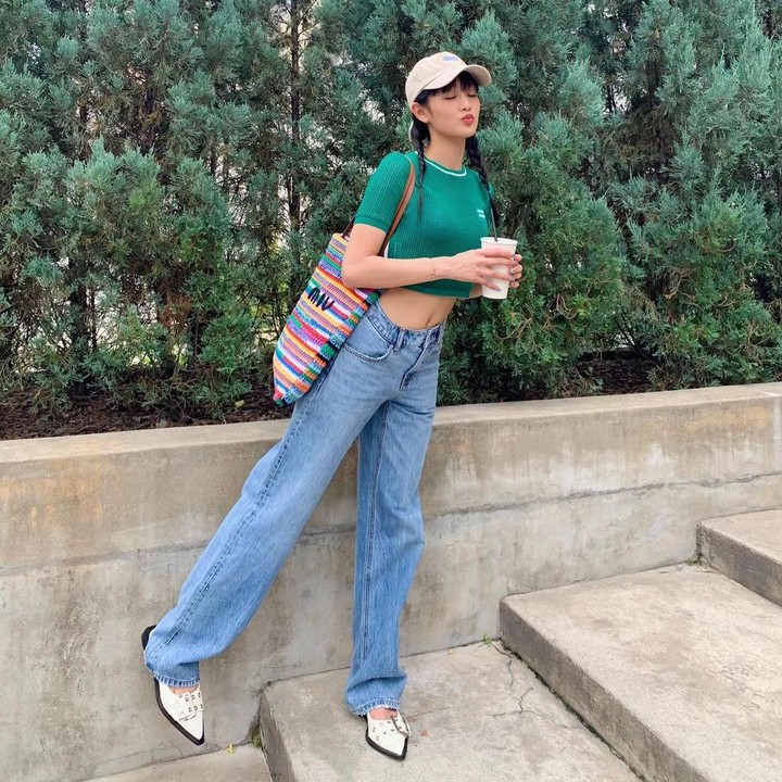 <p>Di potret lain, pelantun <em>Tomboy</em> juga juga menunjukkan OOTD-nya yang <em>stylish</em>, nih. Bagaimana menurut Bunda? (Foto: Instagram @min.nicha)<br /><br /></p>