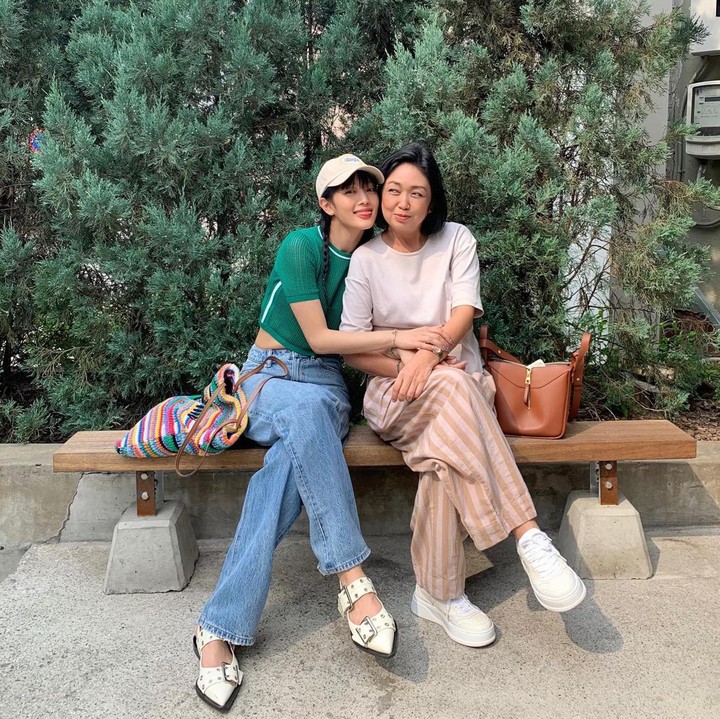 <p>Seperti Seulgi, unggahan foto Minnie juga mendapat banyak reaksi dari netizen. Bahkan, ada yang menyebut sang ibunda memiliki paras cantik. "<em>Your mom is beautiful!!,</em>" ujar akun @dani***. Wah, potret liburan para idol ini bersama keluarganya terlihat menyenangkan ya, Bunda? (Foto: Instagram @min.nicha)</p>