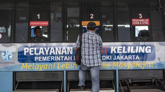 Pemerintah Provinsi DKI Jakarta menerapkan kebijakan pemutihan pajak kendaraan hingga akhir tahun 2023.