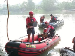 Balita Tenggelam di Rolak Surabaya Belum Ketemu, 5 Perahu Karet Diterjunkan