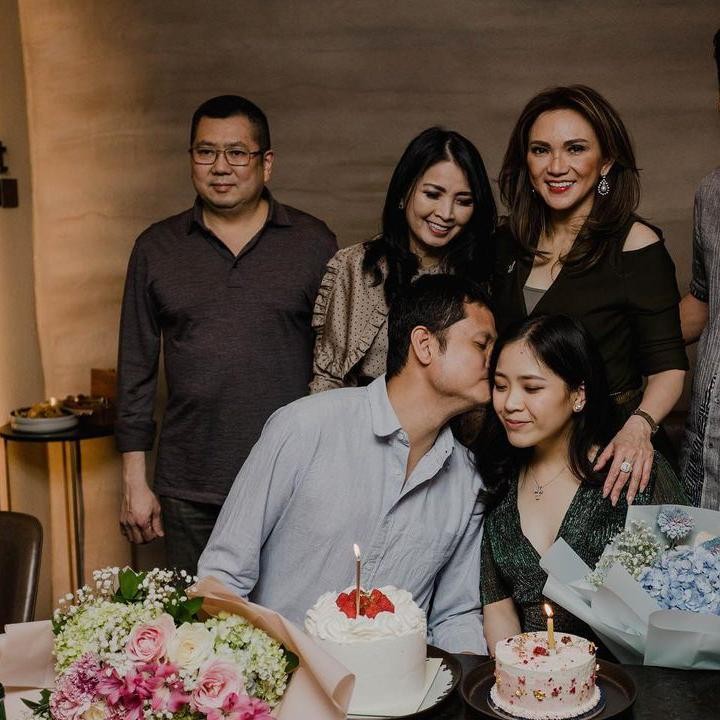 <p>Perayaan ulang tahun ke-29 Jessica juga dihadiri orang tuanya beserta mertuanya nih, Bunda. Ulang tahunnya ini terasa semakin istimewa karena tengah hamil anak pertama. (Sumber: Instagram @jessicatanoe)</p>