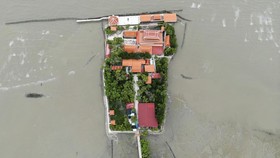 FOTO: Sekolah Bermurid 4 Jadi Saksi Desa yang Makin Tenggelam
