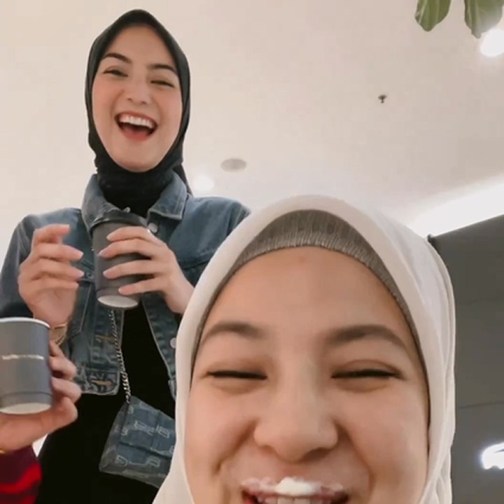 <p>Postingan tersebut sontak mendapat banyak pujian dari netizen. "Gemes bgt sama pertemanannya. Ngikutin bgt dr jaman chacha jadi putri dan ciki jadi meisya. Sampe skrg udah sama2 sedewasa ini. Sehat2 dan bahagia terus kalian," kata @fenty*****. Kita doakan, semoga mereka sehat, bahagia, serta persahabatannya berumur panjang, ya. (Foto: Instagram @citraciki dan @irvanogowgo)</p>