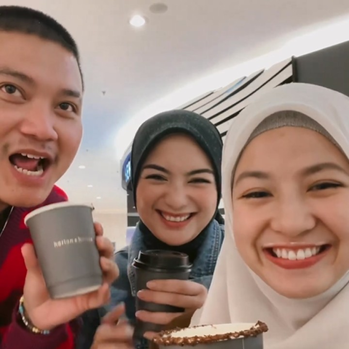 <p>Ketiganya bersahabat sejak masih menjadi siswa di SMA dan langgeng hingga hari ini, lho. Beberapa waktu yang lalu, mereka menghabiskan waktu bersama-sama, nih. (Foto: Instagram @citraciki dan @irvanogowgo) <br /><br /><br /></p>