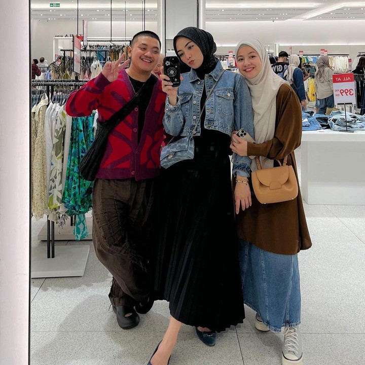 <p>Citra Kirana dan Natasha Rizky ternyata sudah bersahabat sejak duduk di bangku sekolah. Tak berdua, mereka juga memiliki seorang sahabat lain bernama Irvan Pratama Putra. (Foto: Instagram @citraciki dan @irvanogowgo)<br /><br /><br /></p>
