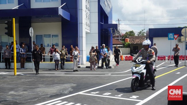 Ujian praktik SIM C membentuk angka 8 dan zig-zag dihapus di Indonesia.