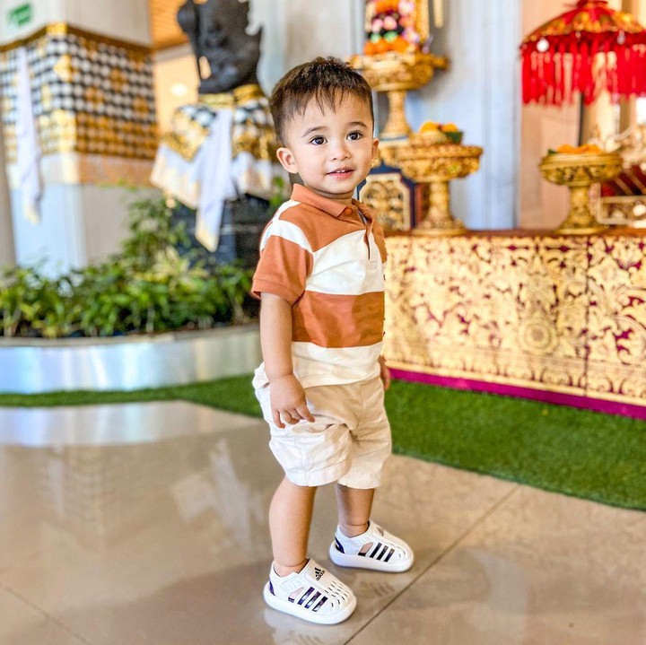 <p>Sejak lahir, wajah Adzam sudah menarik perhatian netizen. Bukan tanpa alasan, Adzam memiliki wajah bule bak sang Bunda, lho. (Foto: Instagram: @nathalieholscher)</p>