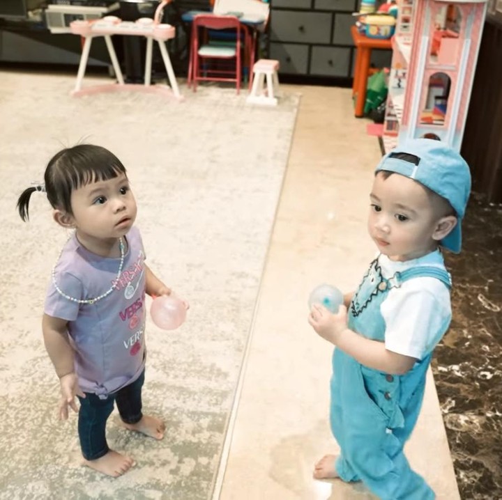 <p>Kebersamaan Ameena dan Cipung juga membuat netizen gemas, lho. Banyak yang mengatakan kelakuan keduanya sama-sama mirip sang Ayah. (Foto: YouTube AH)</p>