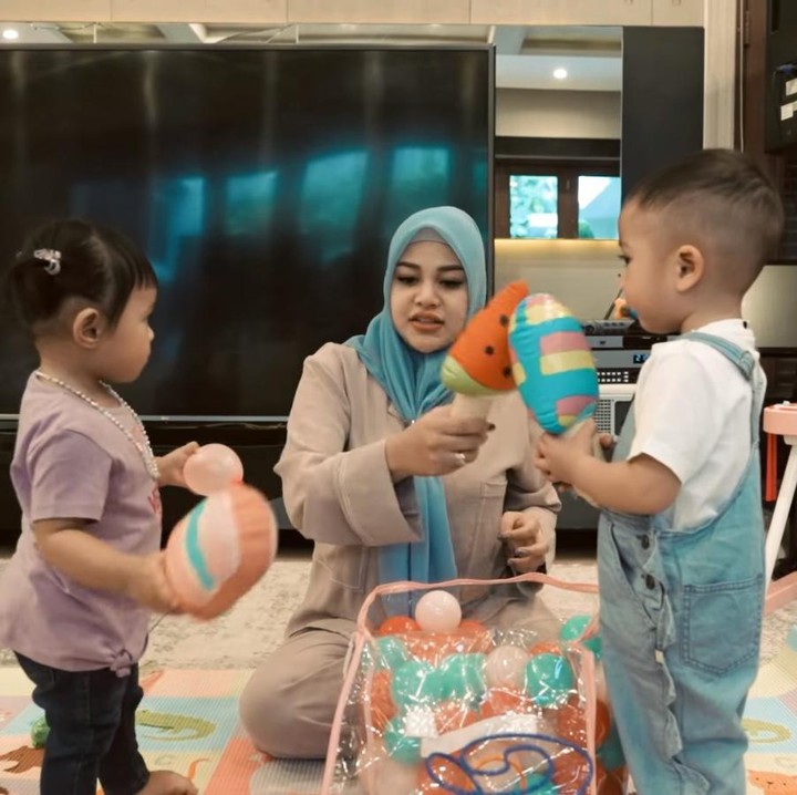 <p>"Hahaha kelakuan Cipung ini benar membuktikan bahwa dia anak Papa Raffi sih," ungkap seorang netizen dengan <em>emoticon</em> tertawa. "Ameena <em>salting</em> ketemu Cipung gemess. Ameena suka <em>salting</em> kayak bapake," tutur yang lainnya. (Foto: YouTube AH)</p>