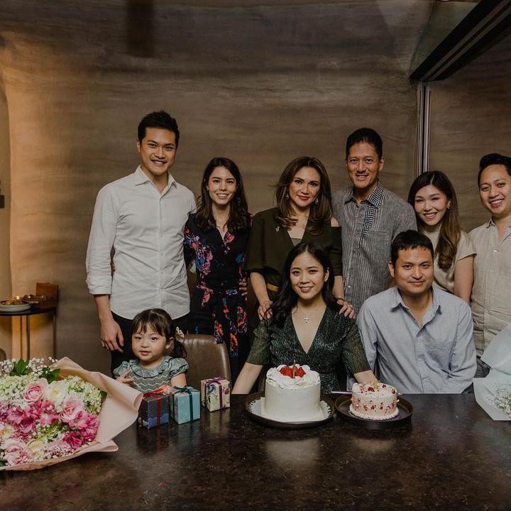 <p>Potret perayaan ulang tahun Jessica berhasil membawa kehangatan kepada siapa pun yang melihatnya. Seperti akun @ame*** yang berkomentar, "These photos are so special." Kita doakan semoga kehamilan Jessica senantiasa sehat dan lancar hingga hari persalinan ya Bunda. (Sumber: Instagram @jessicatanoe)</p>