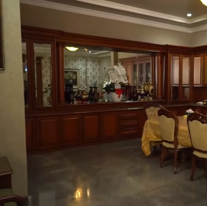 <p>Berikut potret ruang makan di rumah Camelia Malik, Bunda. Tempat makan ini posisinya tak jauh dari ruang tamu dan tanpa pembatas apapun. (Foto: YouTube@TRANS7 OFFICIAL)<br /><br /><br /></p>