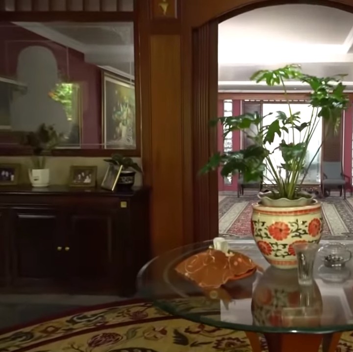 <p>Dalam rumah ini, setiap ruang dapat terlihat dari lorong yang menghubungkan satu dengan lainnya. Bagian lorong ini rupanya dipakai Camelia untuk berolahraga dengan cara mengepelnya, Bunda. (Foto: YouTube @TRANS7 OFFICIAL)<br /><br /><br /></p>