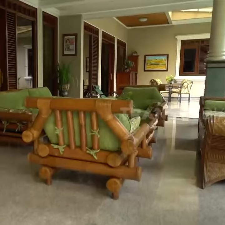 <p>Lebih lanjut, Camelia membocorkan bahwa rumah tersebut ia beli seharga Rp1 miliar pada tahun 1994. Artinya, bangunan tersebut sudah menjadi miliknya sejak 29 tahun yang lalu. (Foto: YouTube @TRANS7 OFFICIAL)<br /><br /><br /></p>