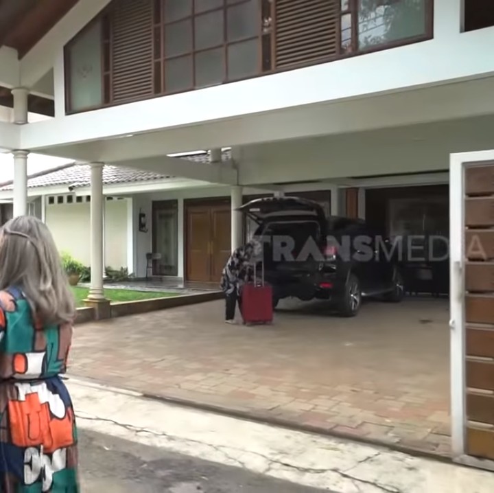 <p>Pedangdut Camelia Malik tinggal di sebuah rumah megah, Bunda. Beberapa waktu yang lalu, wanita berusia 68 tahun itu menunjukkan seperti apa isi rumahnya. (Foto: YouTube @TRANS7 OFFICIAL)<br /><br /><br /></p>