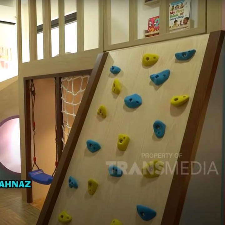 <p>Melalui kolom komentar, netizen memuji rumah milik Syahnaz dan Jeje nih, Bunda. Menurutnya, hunian tersebut keren. "Keren banget rumah nya," ujar akun @azzah****." Bagaimana pendapat Bunda? (Foto: YouTube TRANS TV Official)</p>