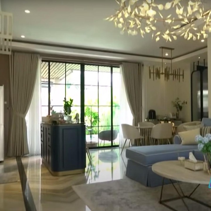 <p>Desain rumah ini juga terlihat terlihat elegan dan mewah. Diketahui, furnitur berupa lampu hingga kursi-kursinya dibeli secara khusus. (Foto: YouTube TRANS TV Official)<br /><br /><br /></p>