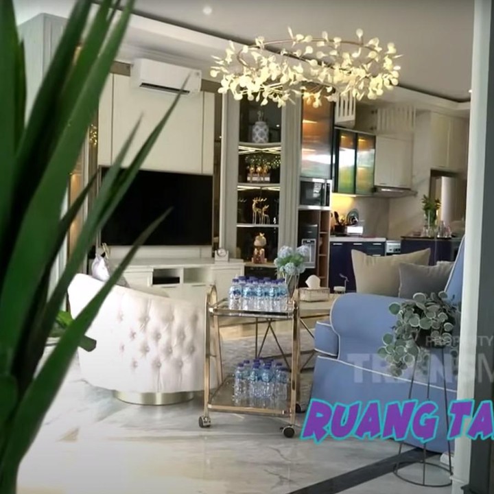 <p>Berikut potret ruang tamu dari sisi lainnya, Bunda. Di sana terlihat ada dapur bersih lengkap dengan peralatannya, ya. (Foto: YouTube TRANS TV Official)<br /><br /><br /></p>