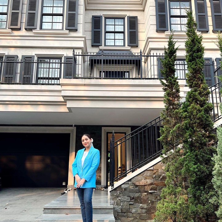 <p>Rumah baru pasangan Nagita Slavina dan Raffi Ahmad tak pernah luput dari pembicaraan ya, Bunda. Bangunan yang berdiri di kawasan rumah sebelumnya ini dibangun amat megah. (Foto: Instagram @raffinagita1717)<br /><br /><br /></p>