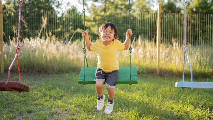Sering Larang Anak Main di Luar? Hati-hati Ini Dampaknya