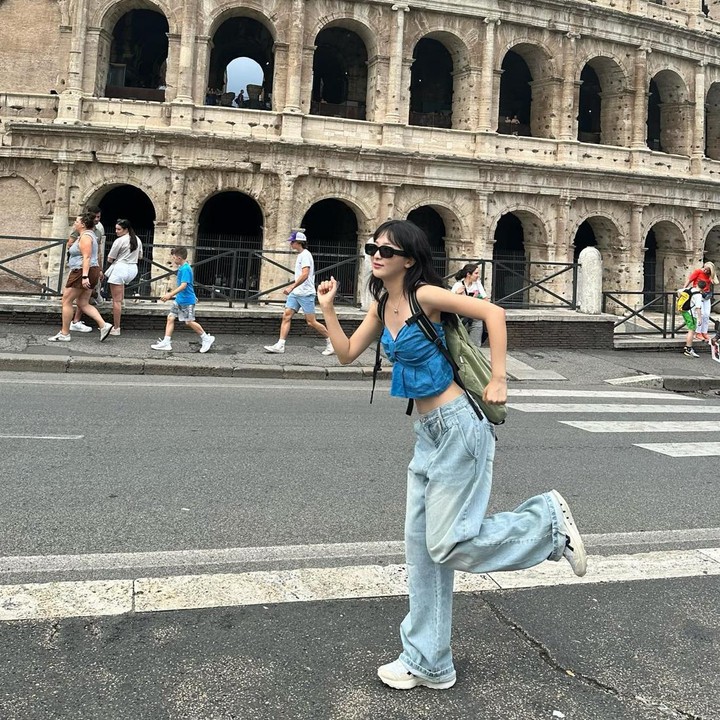 <p>Beberapa waktu yang lalu, idol K-Pop Seulgie RED VELVET membagikan potret liburan di laman Instagramnya nih, Bunda. Dalam unggahan tersebut, pemilik nama lengkap Kang Seulgi ini terlihat sedang berada di Italia. (Foto: Instagram @hi_sseulgi)<br /><br /><br /></p>