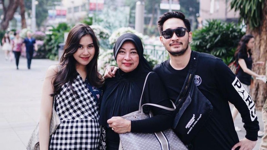 Syahnaz dan Ibunda Jeje Govinda