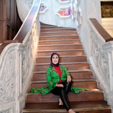 Ini 7 Potret Tessa Mariska Ibu-ibu Viral Nyanyi 'Yu Brik My Hart, Brik Ma Haf'