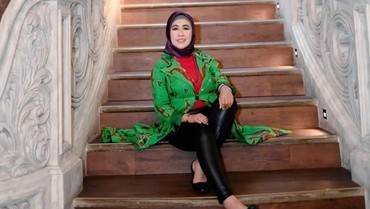 img-title Ini 7 Potret Tessa Mariska Ibu-ibu Viral Nyanyi 'Yu Brik My Hart, Brik Ma Haf'