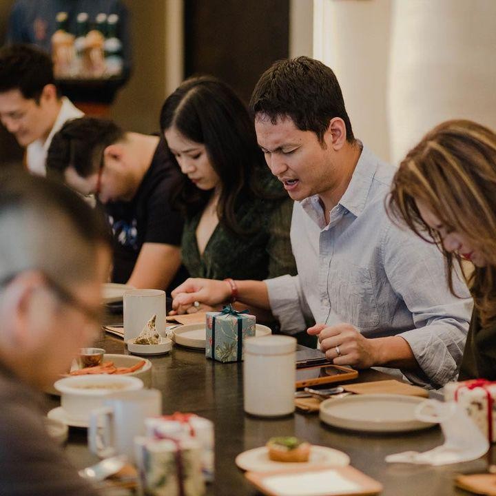 <p>Tidak ketinggalan, potret sesi berdoa yang khidmat di meja makan juga dibagikan Jessica. (Sumber: Instagram @jessicatanoe)</p>
