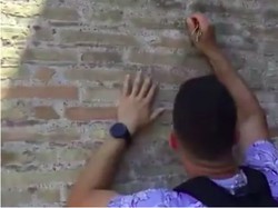 Turis Vandalis di Italia Ngaku Tak Tahu Usia Tembok Colosseum Roma