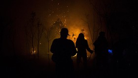 FOTO: Upaya Pemadaman Karhutla Kalsel Hingga Malam Hari