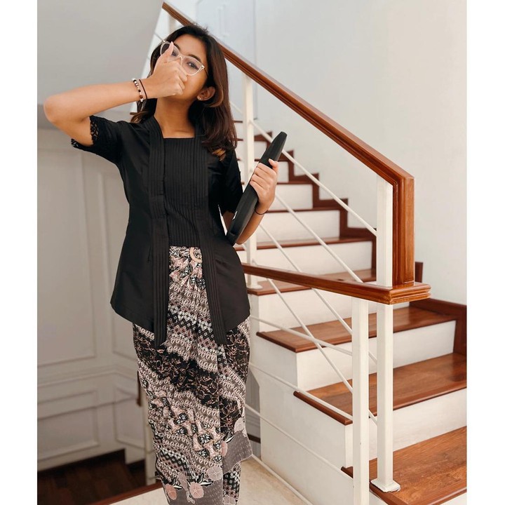 <p>Latisha juga sering mendapat pujian nih, Bunda. Melalui kolom komentar, ia disebut cantik. "Cantik cing," kata @ibun***. "Hampir Sempurna," sambung akun @lont***. Kita doakan, semoga Latisha tumbuh menjadi anak yang selalu membanggkan kedua orang tuanya ya, Bunda. (Foto: Instagram @abdelachrian)</p>