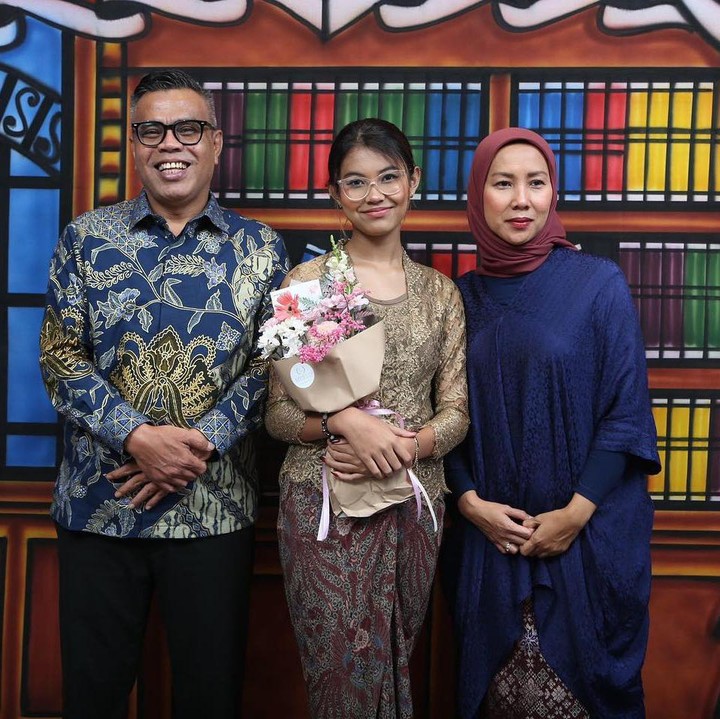 <p>Dalam momen tersebut, Abdel mengaku beruntung karena menjadi orang tua untuk sang putri. "Kakak Latisha, tahukah kamu, mama dan buya adalah 2 orang di antara 7 milyar manusia di bumi ini yg terpilih mendapatkan anugerah luar biasa dari Allah, yaitu kamu," ujarnya. (Foto: Instagram @abdelachrian)<br /><br /><br /></p>