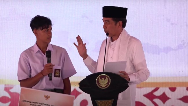 "Saat itu ayah baru pulang sekolah, ada ramai-ramai lalu (ayah) pergi ke Simpang KKA karena penasaran. Terus dia tertembak," ujar Akbar Maulana ke Jokowi.