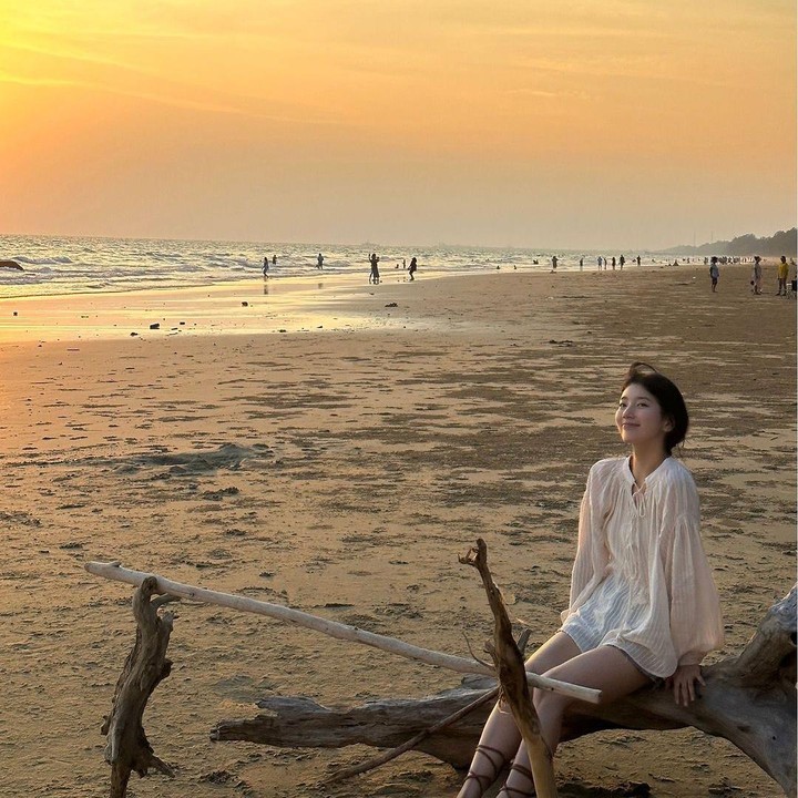 <p>Penampilannya juga mendapat pujian dari netizen. Salah seorang penggemar dari Tanah Air menyebutnya bak bidadari. "Ada bidadari lagi duduk di pantai nih," kata @__may****. (Foto: Instagram @management_soop)<br /><br /><br /></p>