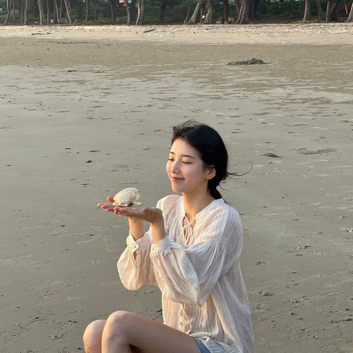 <p>Di unggahan lain, Bae Suzy turun ke pasir untuk melihat kerang lebih dekat. Kali ini, Suzy terlihat menawan dengan polesan <em>make up</em>-nya yang tipis. (Foto: Instagram @management_soop)<br /><br /><br /></p>