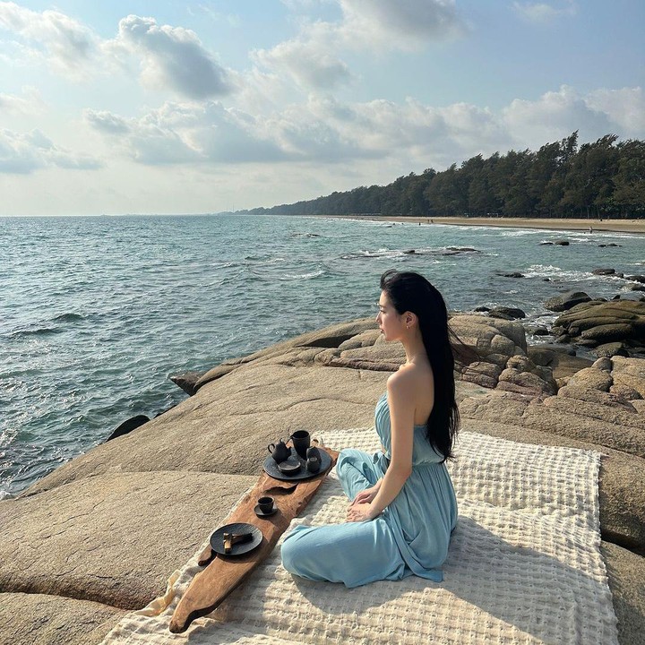 <p>Aktris cantik Bae Suzy kembali menarik perhatian nih, Bunda. Beberapa waktu yang lalu, akun Instagram agensinya mengunggah potret terbaru sang aktris, nih. (Foto: Instagram @management_soop)<br /><br /><br /></p>