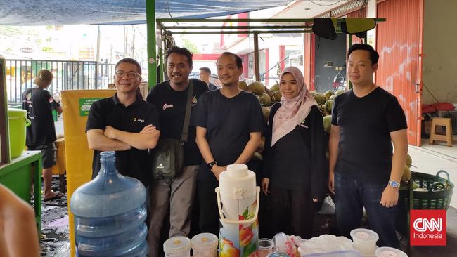Kapok ditipu karyawan, Satria A.Salim bertekad untuk menurunkan transaksi uang tunai. Dia pun menggantinya dengan menggunakan bank digital.